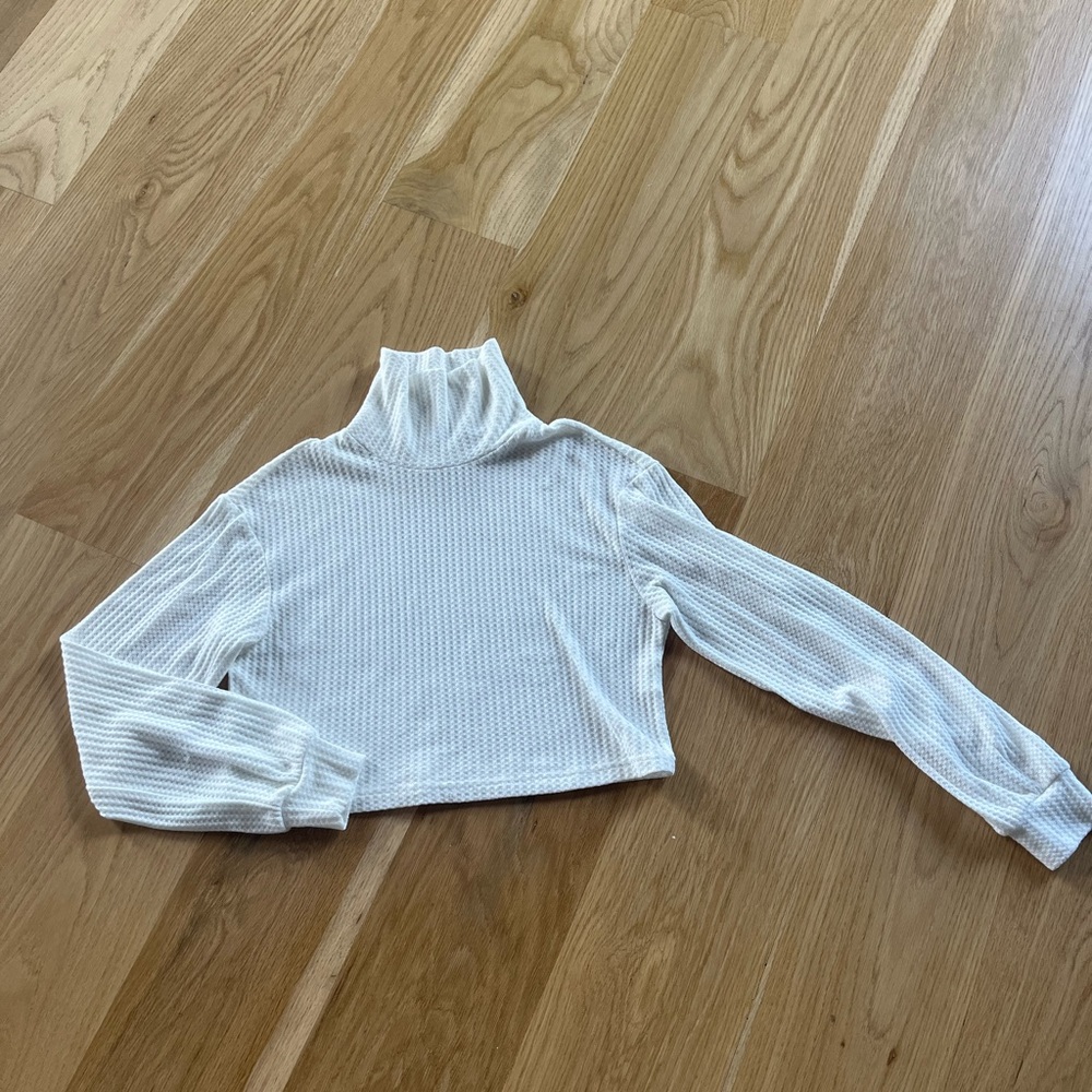 Like new!  Beautiful off white SHEIN cropped turtleneck size Small.